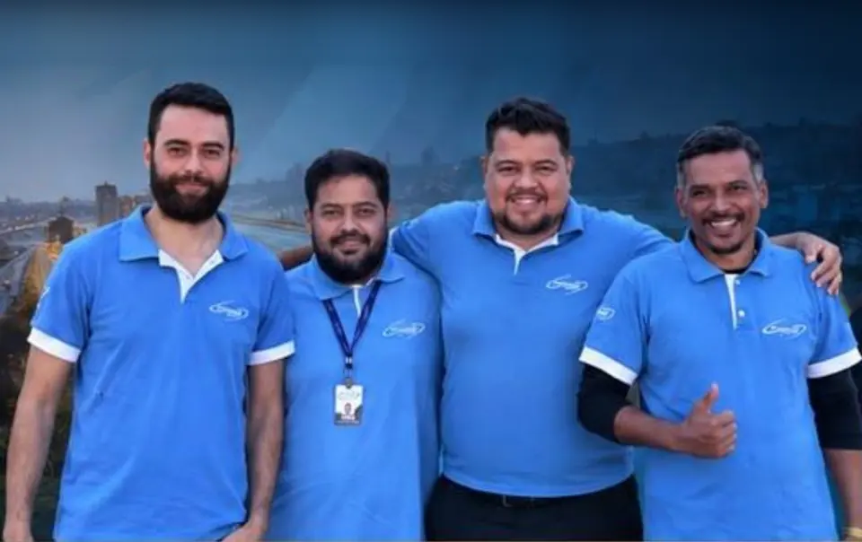 Parte do time da Target Connecta, lado a lado, de camisa azul